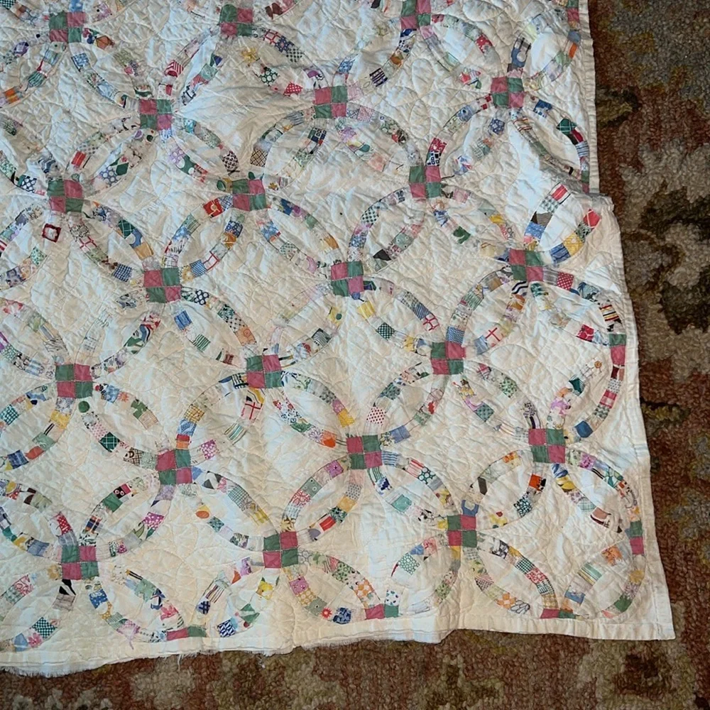 Gorgeous Antique wedding ring quilt 70” x 76”